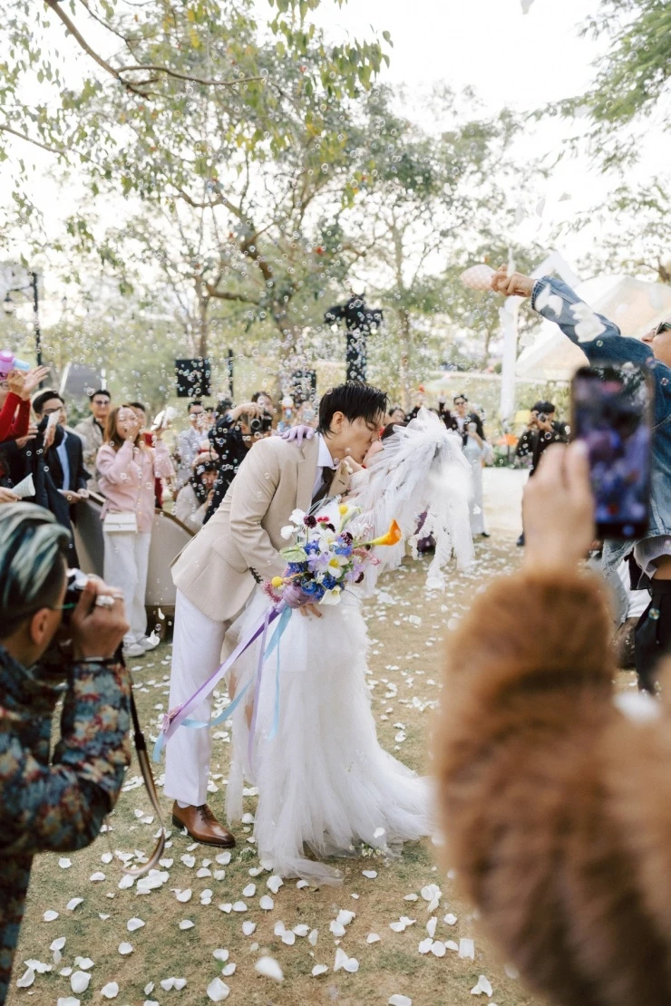 Hoàng Dũng hé lộ hình ảnh trong đám cưới bí mật ở Hà Nội