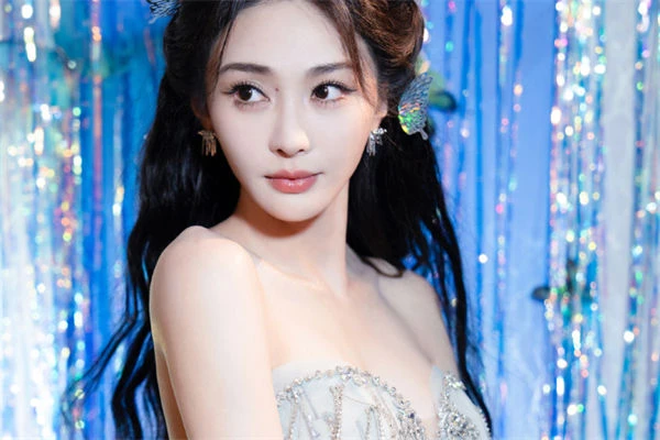 Hoảng hốt không nhận ra trai đẹp gen Z sau khi có con với nữ đại gia 1 đời chồng