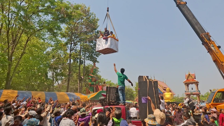 Hỗn loạn cảnh 2 ca sĩ dùng cần cẩu rải tiền cho 500 người sau khi trúng số độc đắc Hỗn loạn cảnh 2 ca sĩ dùng cần cẩu rải tiền cho 500 người sau khi trúng số độc đắc