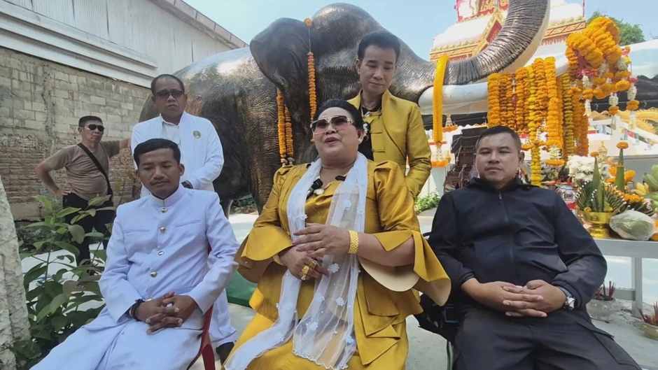 Hỗn loạn cảnh 2 ca sĩ dùng cần cẩu rải tiền cho 500 người sau khi trúng số độc đắc Hỗn loạn cảnh 2 ca sĩ dùng cần cẩu rải tiền cho 500 người sau khi trúng số độc đắc