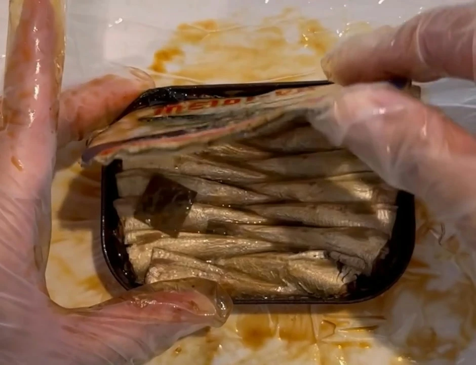 Hộp cá mòi bị “bỏ quên” hơn 50 năm được mở ra: Chuyên gia nhìn thấy gì mà vội cảnh báo?