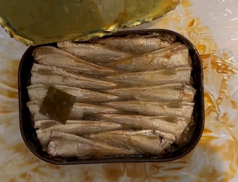 Hộp cá mòi bị “bỏ quên” hơn 50 năm được mở ra: Chuyên gia nhìn thấy gì mà vội cảnh báo?