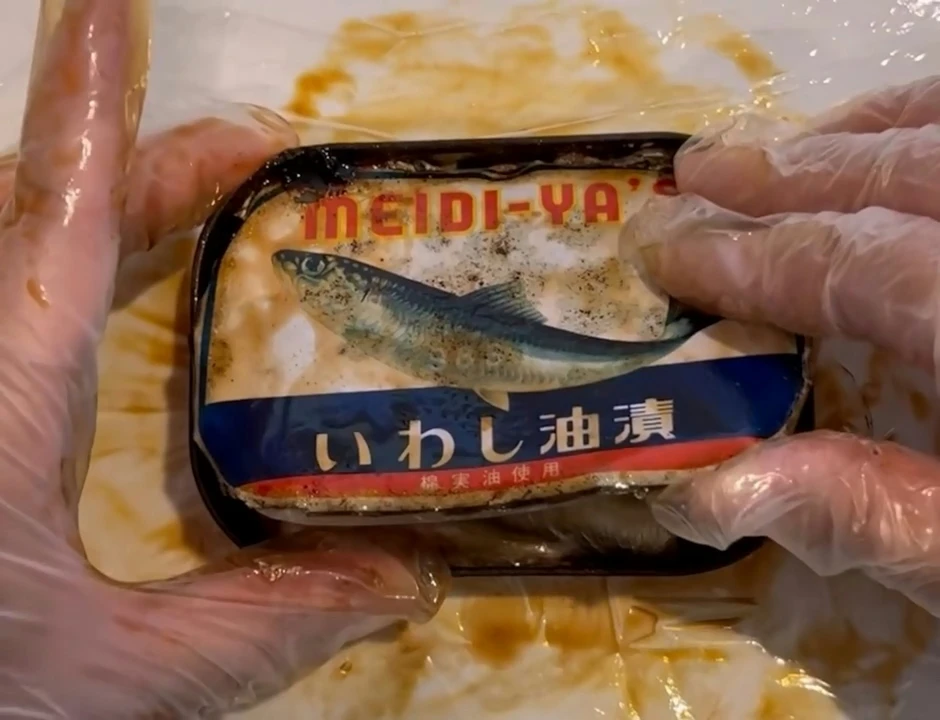 Hộp cá mòi bị “bỏ quên” hơn 50 năm được mở ra: Chuyên gia nhìn thấy gì mà vội cảnh báo?