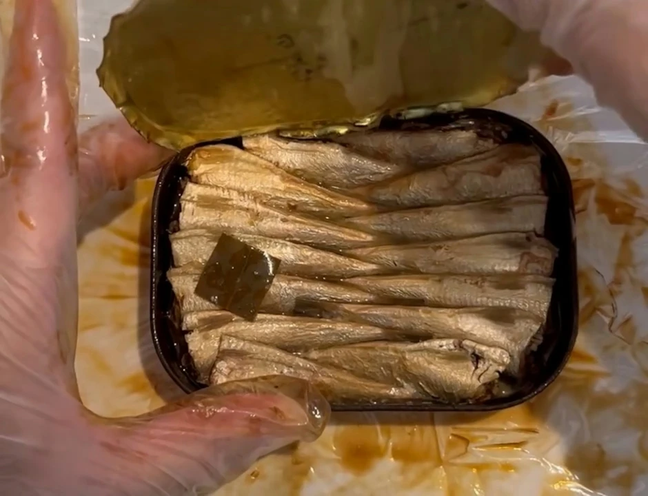 Hộp cá mòi bị “bỏ quên” hơn 50 năm được mở ra: Chuyên gia nhìn thấy gì mà vội cảnh báo?