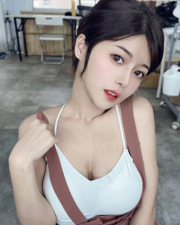 Hot girl bán kẹo hồ lô "nổi như cồn", tăng 400k follow: Đổi đời hay "chiêu trò"?