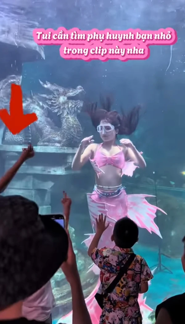Nàng tiên cá xử lý tình huống trước khán giả thiếu lịch sự như SGK