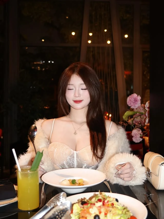 Hót-gơ "mời" fan đi ăn tối, món chính chưa thấy đâu đã khiến người xem phải... "nuốt nước miếng"