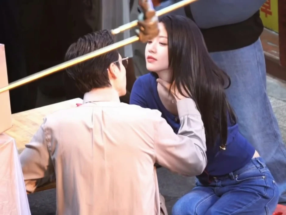 Hướng Hàm Chi thả dáng trên đường khiến cả triệu người mê đắm Hướng Hàm Chi thả dáng trên đường khiến cả triệu người mê đắm