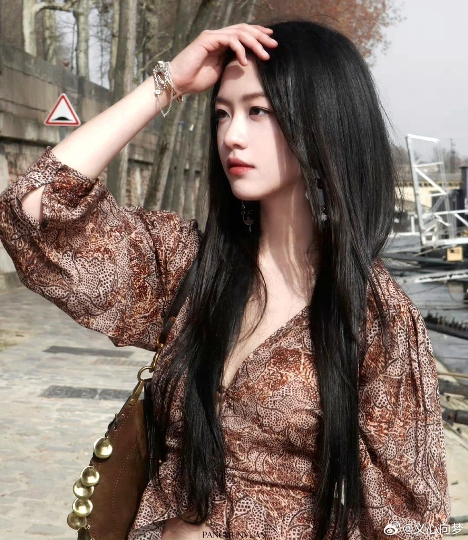 Hướng Hàm Chi thả dáng trên đường khiến cả triệu người mê đắm Hướng Hàm Chi thả dáng trên đường khiến cả triệu người mê đắm