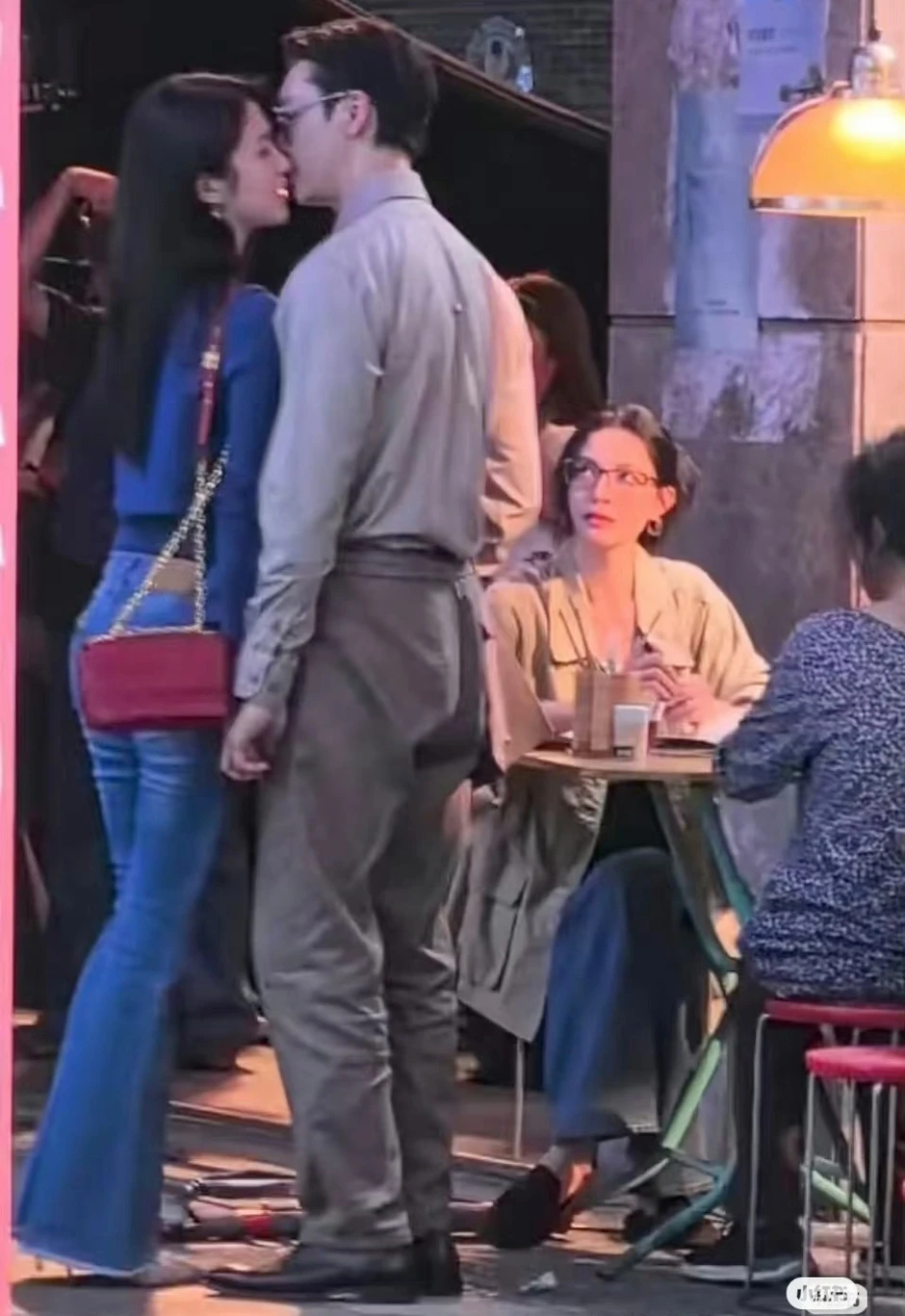 Hướng Hàm Chi thả dáng trên đường khiến cả triệu người mê đắm Hướng Hàm Chi thả dáng trên đường khiến cả triệu người mê đắm