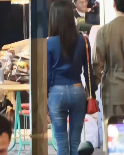 Hướng Hàm Chi thả dáng trên đường khiến cả triệu người mê đắm Hướng Hàm Chi thả dáng trên đường khiến cả triệu người mê đắm