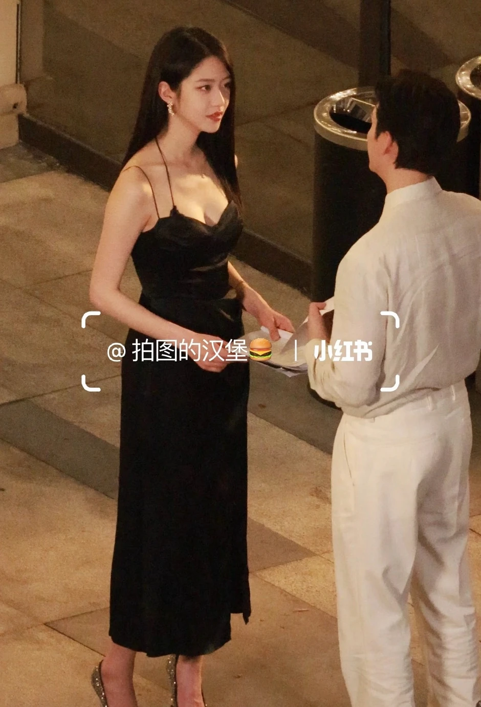 Hướng Hàm Chi thả dáng trên đường khiến cả triệu người mê đắm Hướng Hàm Chi thả dáng trên đường khiến cả triệu người mê đắm