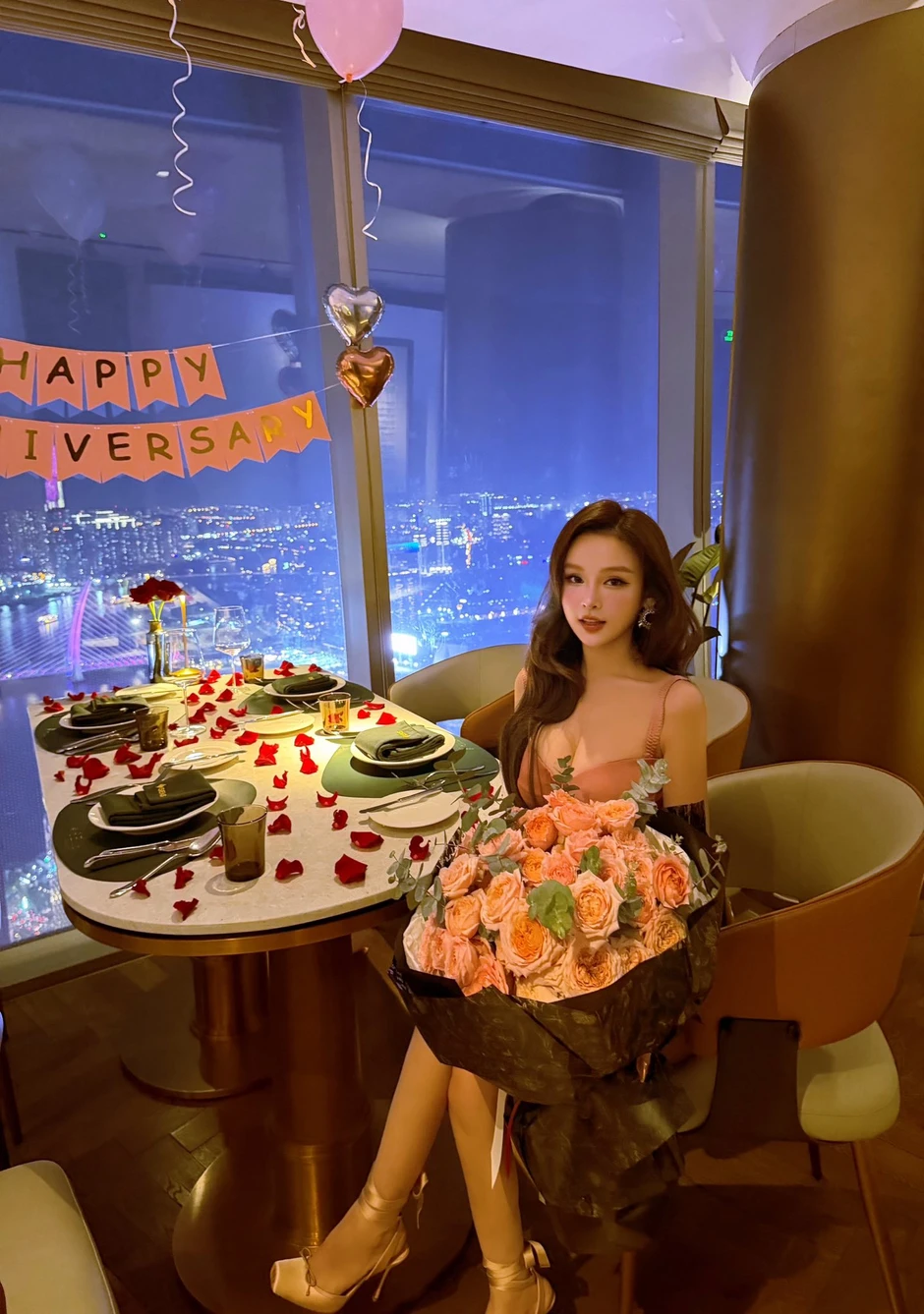 Huyền Baby U40 vẫn đẹp như đôi mươi: Chồng đại gia si mê suốt 13 năm, tặng biệt thự 100 tỷ