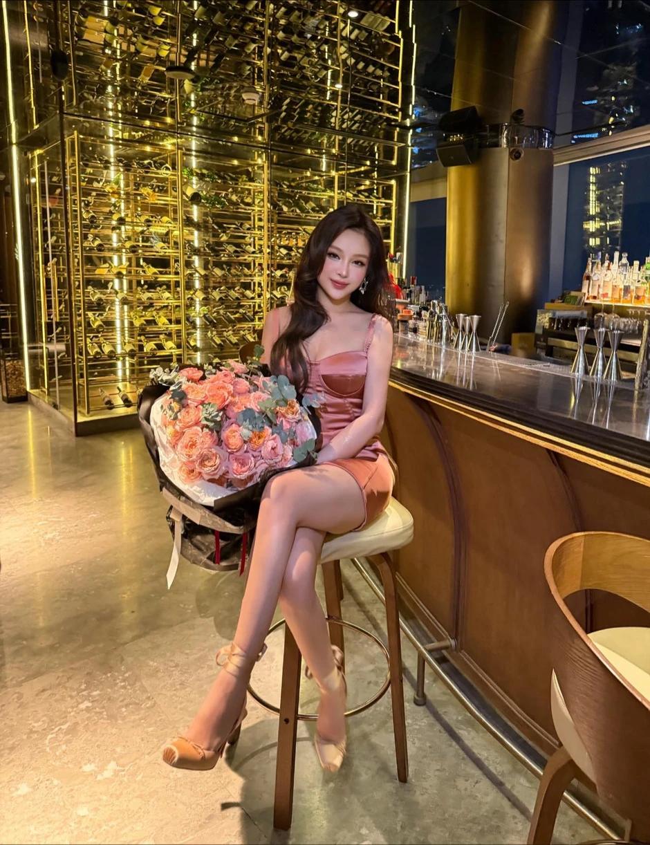 Huyền Baby U40 vẫn đẹp như đôi mươi: Chồng đại gia si mê suốt 13 năm, tặng biệt thự 100 tỷ