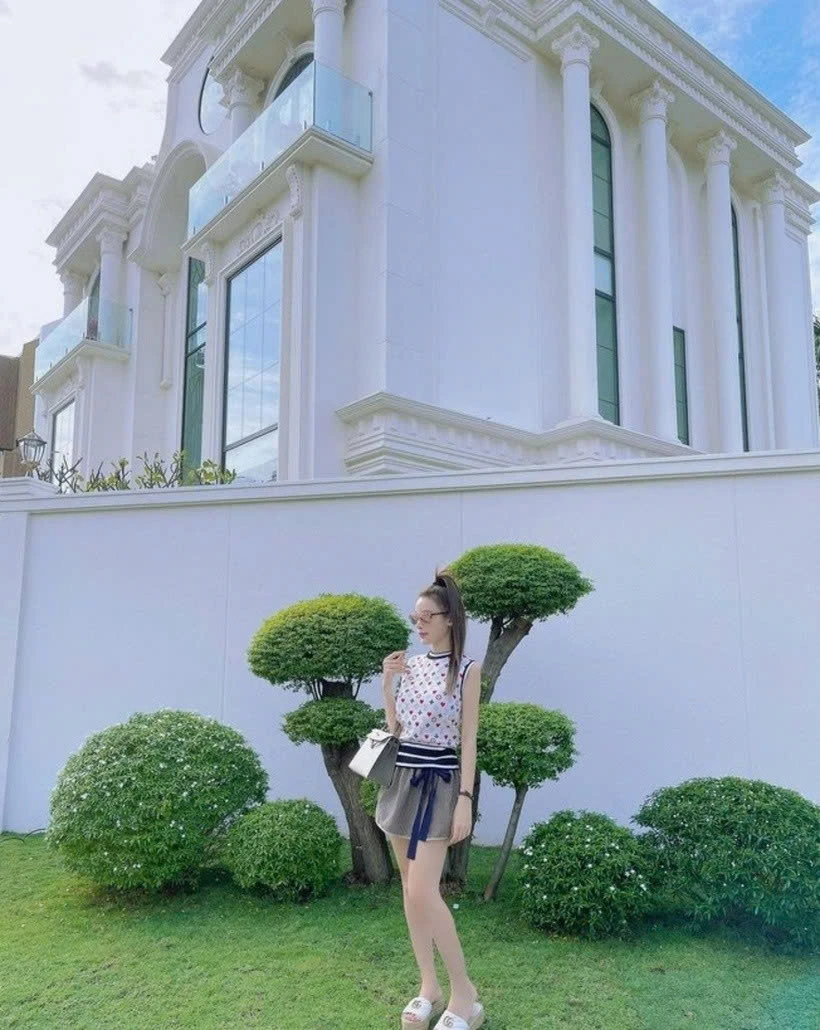 Huyền Baby U40 vẫn đẹp như đôi mươi: Chồng đại gia si mê suốt 13 năm, tặng biệt thự 100 tỷ