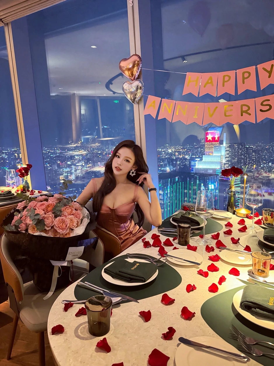 Huyền Baby U40 vẫn đẹp như đôi mươi: Chồng đại gia si mê suốt 13 năm, tặng biệt thự 100 tỷ