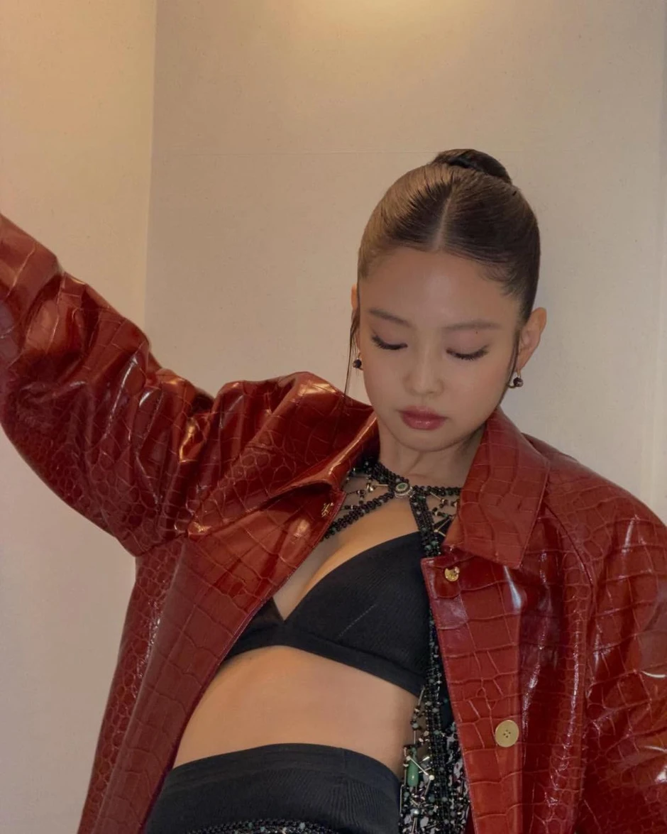 Jennie gây bão tại show Chanel với trang phục táo bạo và loạt ảnh gây tranh cãi lan truyền trên mạng