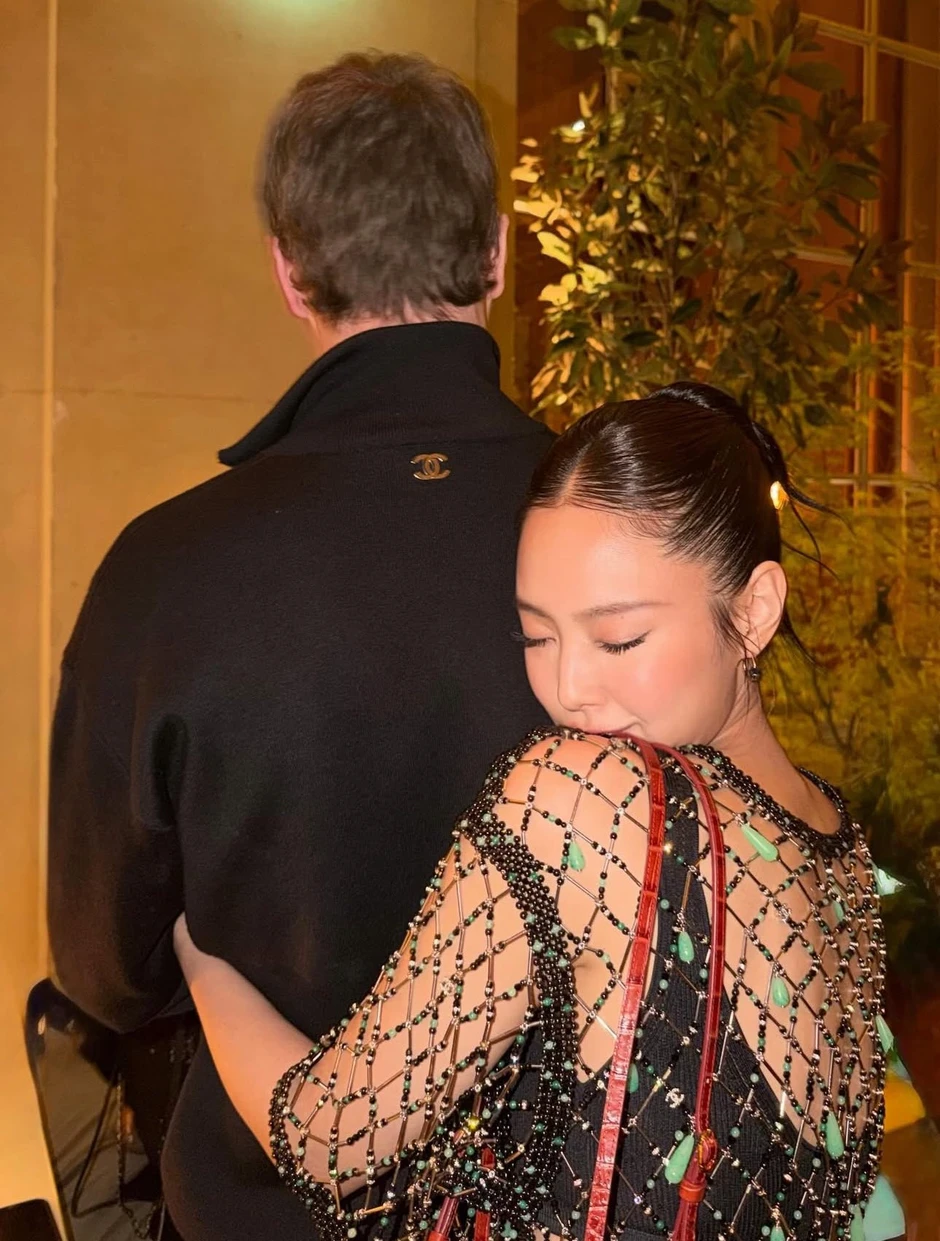 Jennie gây bão tại show Chanel với trang phục táo bạo và loạt ảnh gây tranh cãi lan truyền trên mạng