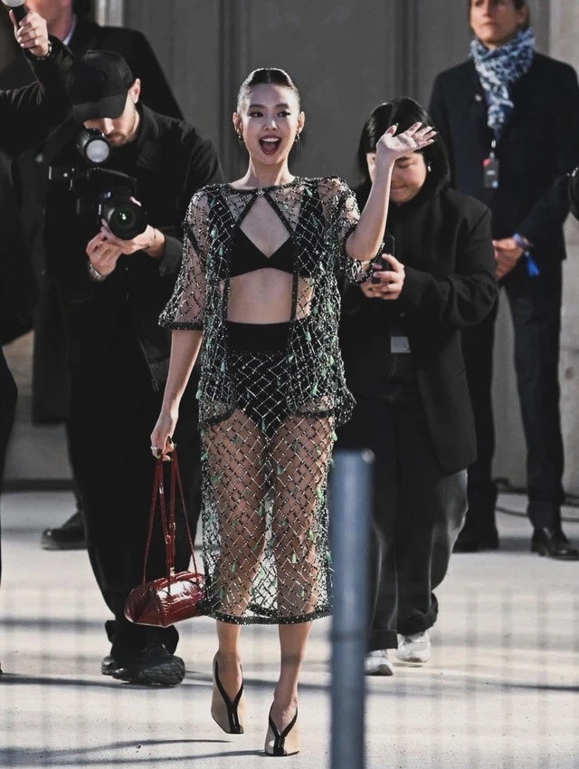 Jennie ở tuổi 30 tỏa sáng như nữ hoàng, hào quang của cô vượt trội so với Lisa và Rosé