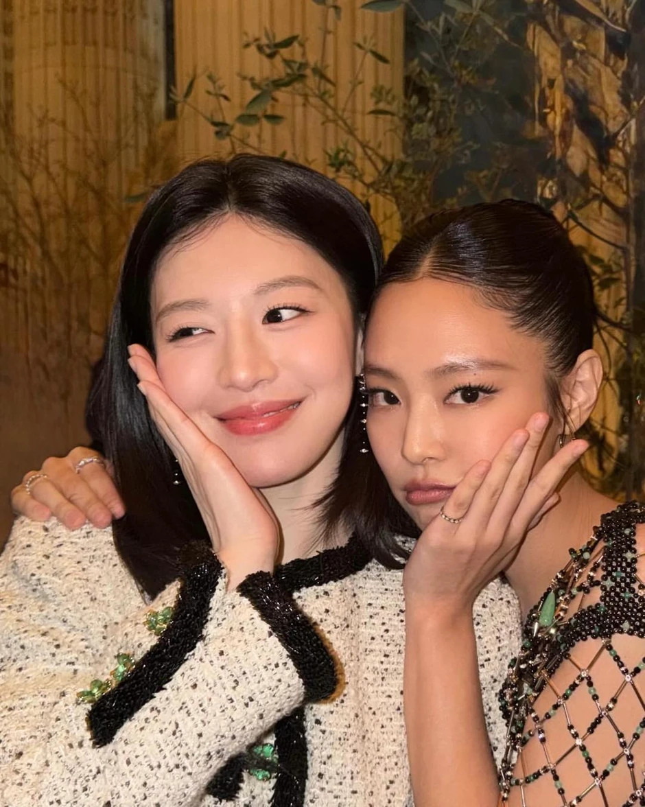 Jennie ở tuổi 30 tỏa sáng như nữ hoàng: Lisa và Rosé khó sánh bằng hào quang của cô