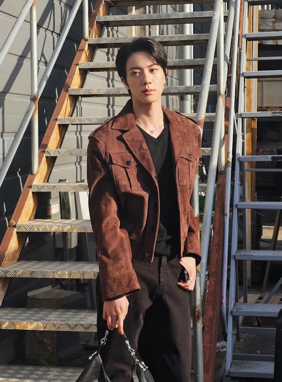 Jin (BTS) bị ruồng bỏ, công ty quản lý “thêm dầu vào lửa”