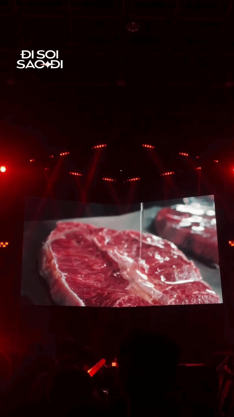 Jun Phạm gây nóng mắt với loạt hành động 18+