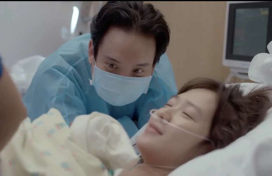 JustaTee tranh thủ đưa vợ đi đẻ để ra nhạc đấy à, chỉ 1 chi tiết hé lộ ngay thái độ! JustaTee tranh thủ đưa vợ đi đẻ để ra nhạc đấy à, chỉ 1 chi tiết hé lộ ngay thái độ!