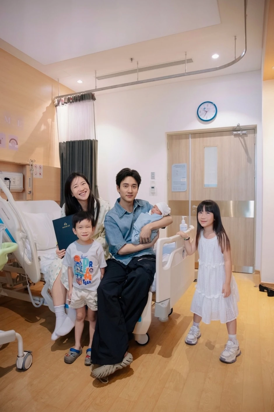 JustaTee tranh thủ đưa vợ đi đẻ để ra nhạc đấy à, chỉ 1 chi tiết hé lộ ngay thái độ! JustaTee tranh thủ đưa vợ đi đẻ để ra nhạc đấy à, chỉ 1 chi tiết hé lộ ngay thái độ!