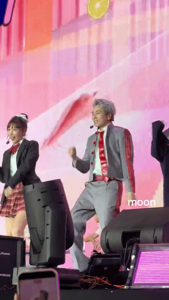 Karik nhảy cực sung hậu phẫu thuật dây chằng, đến cuối concert đi tập tễnh trên sân khấu