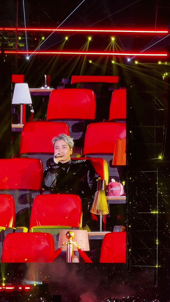 Karik nhảy cực sung hậu phẫu thuật dây chằng, đến cuối concert đi tập tễnh trên sân khấu