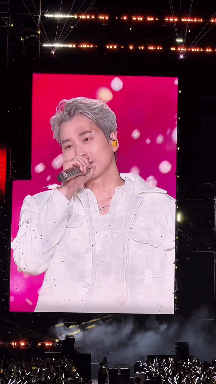 Karik nhảy cực sung hậu phẫu thuật dây chằng, đến cuối concert đi tập tễnh trên sân khấu