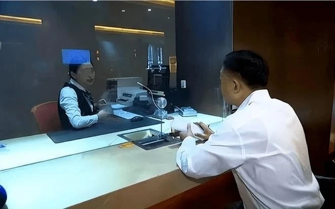 Khách gửi hơn 6,8 tỷ đồng ngoại tệ, 1 tháng sau phát hiện lỗ hơn 1,1 tỷ, ngân hàng tuyên bố: “Anh không gửi tiền mà đang đầu tư”