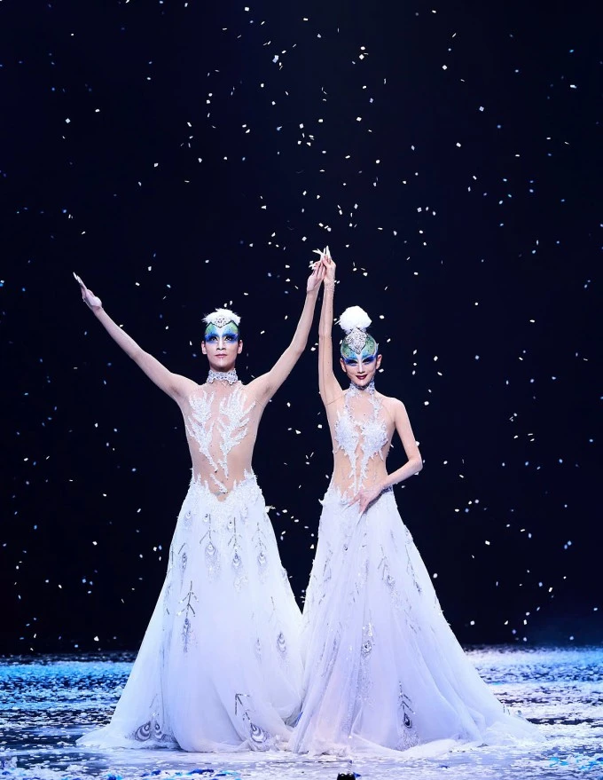 Khán giả choáng ngợp vũ đạo của chim công Trung Quốc