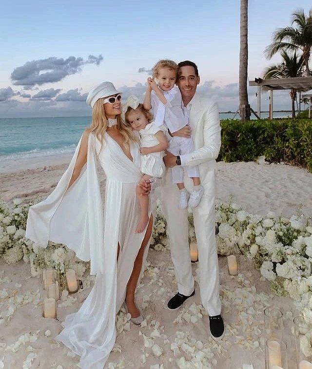 Khoảnh khắc khiến chồng Paris Hilton bị nhận xét tổn thương vì quá yêu vợ