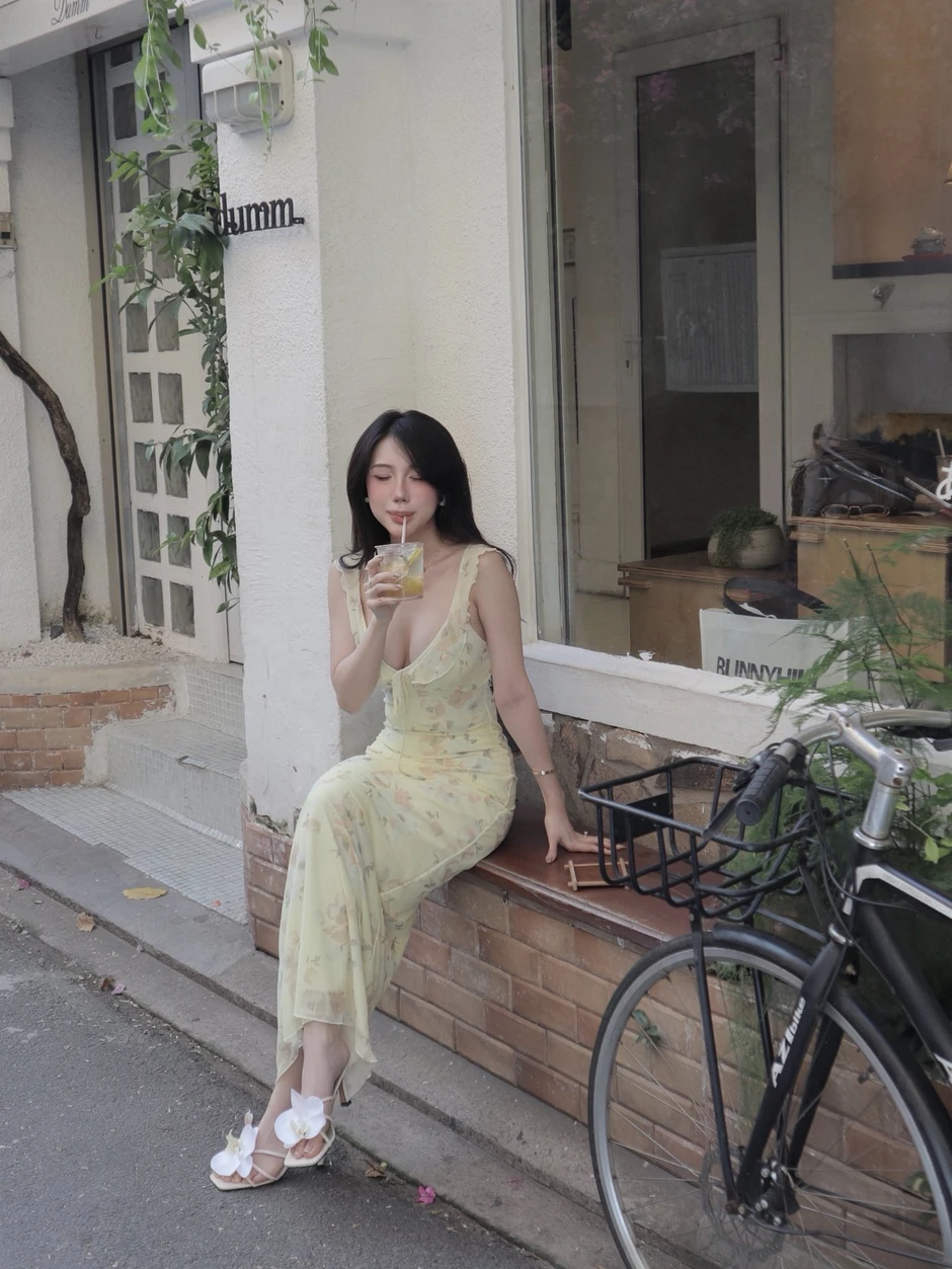 Khoảnh khắc "Cafe dạo phố" của hot girl Sài thành khiến dân tình... "cảm nắng" online