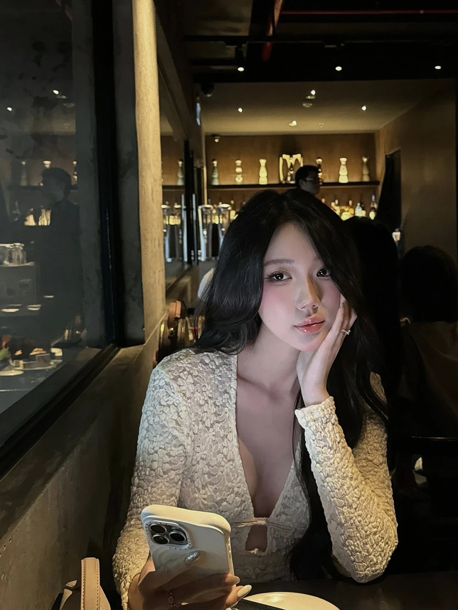 Khoảnh khắc "Cafe dạo phố" của hot girl Sài thành khiến dân tình... "cảm nắng" online