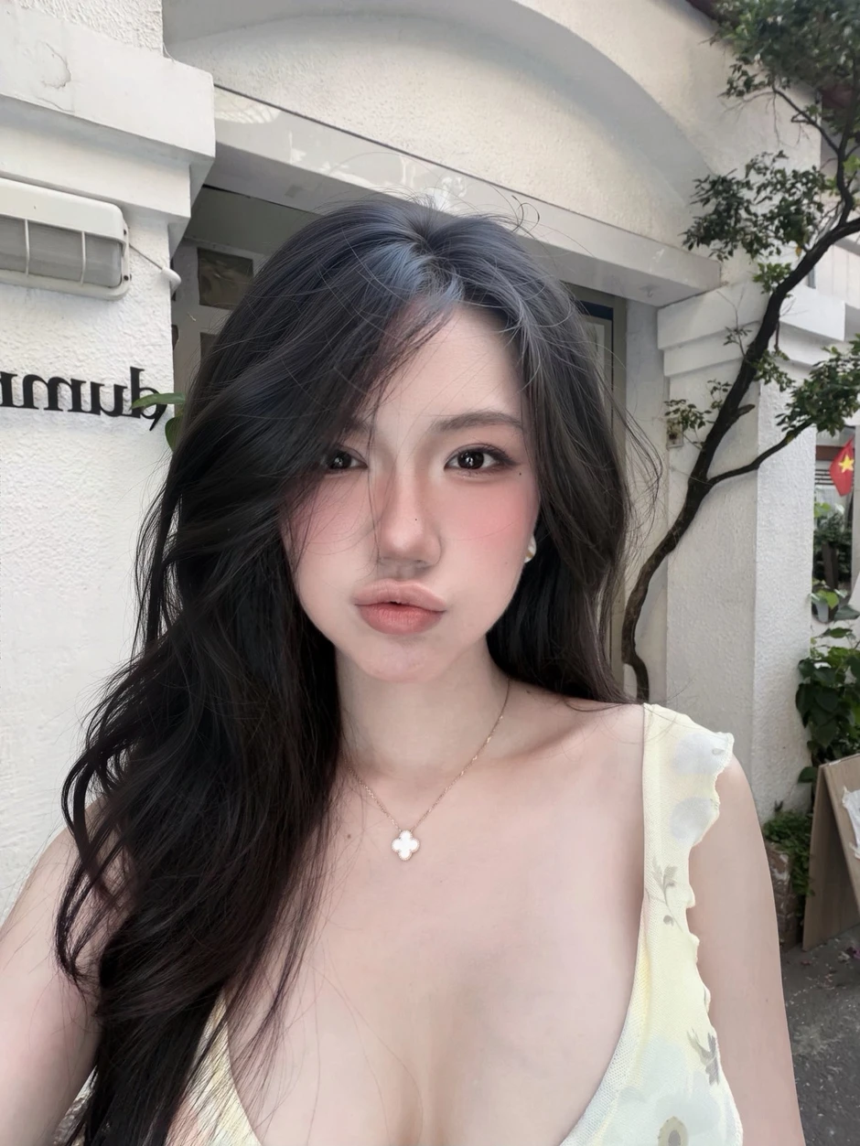 Khoảnh khắc "Cafe dạo phố" của hot girl Sài thành khiến dân tình... "cảm nắng" online