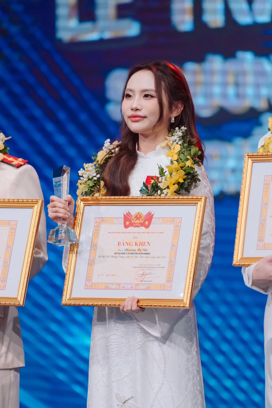 Không để ý camera, Phương Mỹ Chi bị "tóm" khoảnh khắc làm việc này giữa lễ trao giải Không để ý camera, Phương Mỹ Chi bị "tóm" khoảnh khắc làm việc này giữa lễ trao giải