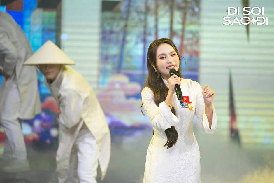 Không để ý camera, Phương Mỹ Chi bị "tóm" khoảnh khắc làm việc này giữa lễ trao giải Không để ý camera, Phương Mỹ Chi bị "tóm" khoảnh khắc làm việc này giữa lễ trao giải