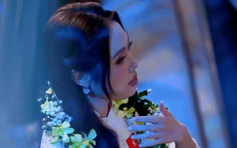 Không để ý camera, Phương Mỹ Chi bị "tóm" khoảnh khắc làm việc này giữa lễ trao giải Không để ý camera, Phương Mỹ Chi bị "tóm" khoảnh khắc làm việc này giữa lễ trao giải