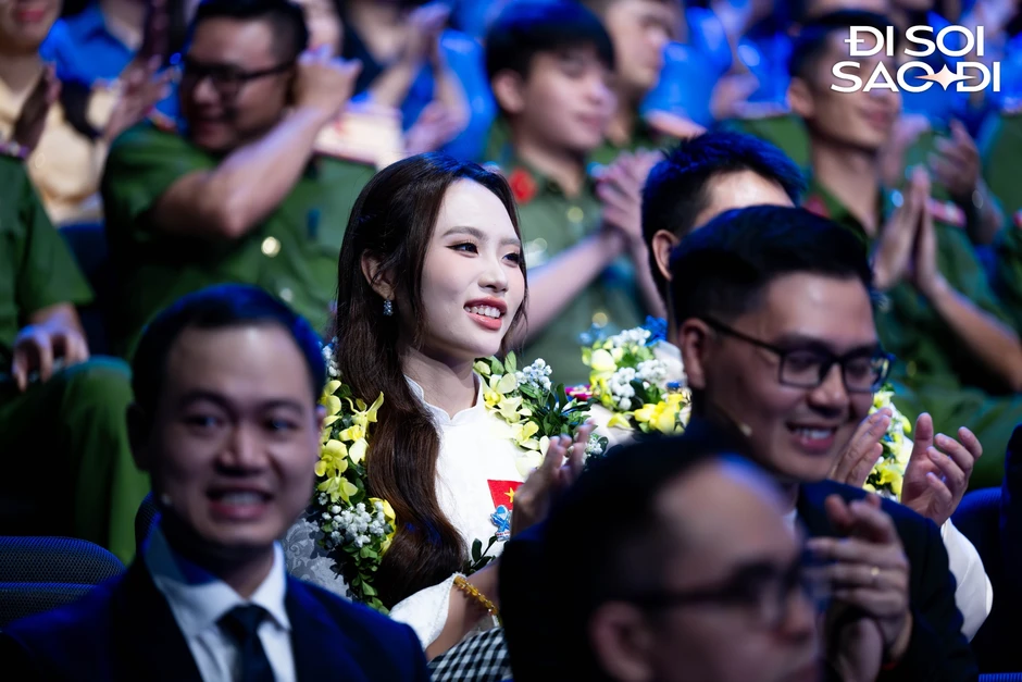 Không để ý camera, Phương Mỹ Chi bị "tóm" khoảnh khắc làm việc này giữa lễ trao giải Không để ý camera, Phương Mỹ Chi bị "tóm" khoảnh khắc làm việc này giữa lễ trao giải