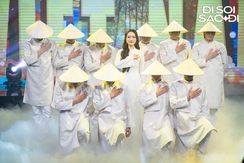 Không để ý camera, Phương Mỹ Chi bị "tóm" khoảnh khắc làm việc này giữa lễ trao giải Không để ý camera, Phương Mỹ Chi bị "tóm" khoảnh khắc làm việc này giữa lễ trao giải