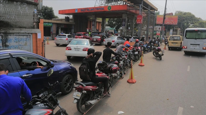 Không phải tắc đường, đây là dòng người vô tận chờ đổ xăng tại 1 quốc gia châu Á: Vấn đề không phải giá bao nhiêu nữa Không phải tắc đường, đây là dòng người vô tận chờ đổ xăng tại 1 quốc gia châu Á: Vấn đề không phải giá bao nhiêu nữa