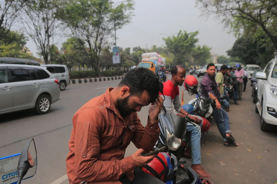 Không phải tắc đường, đây là dòng người vô tận chờ đổ xăng tại 1 quốc gia châu Á: Vấn đề không phải giá bao nhiêu nữa Không phải tắc đường, đây là dòng người vô tận chờ đổ xăng tại 1 quốc gia châu Á: Vấn đề không phải giá bao nhiêu nữa