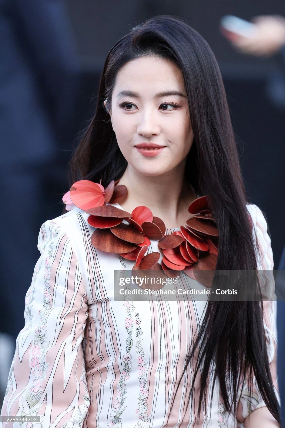 Lưu Diệc Phi gây tranh cãi về trang phục tại Paris Fashion Week 2026