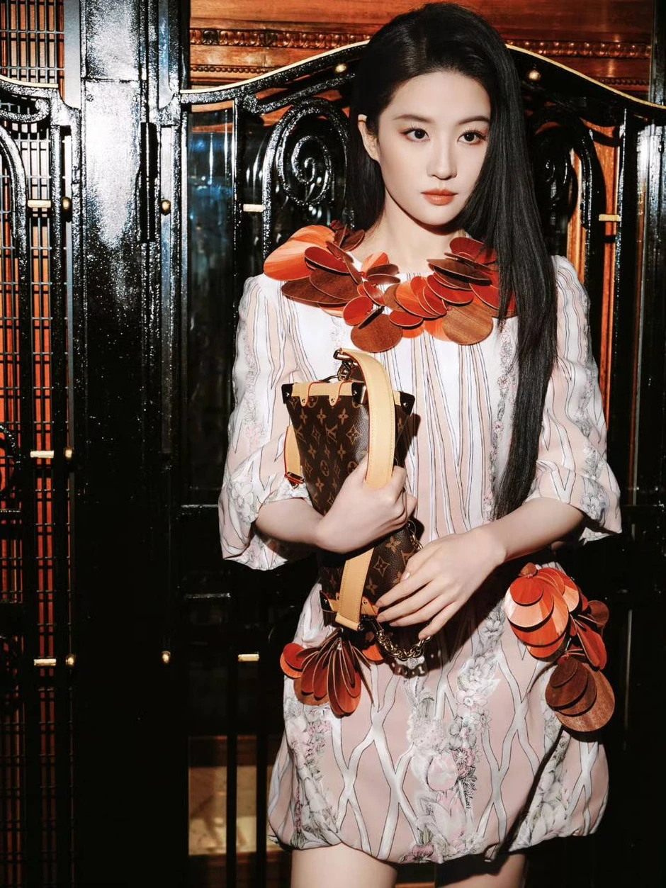 Lưu Diệc Phi gây tranh cãi với trang phục tại Paris Fashion Week