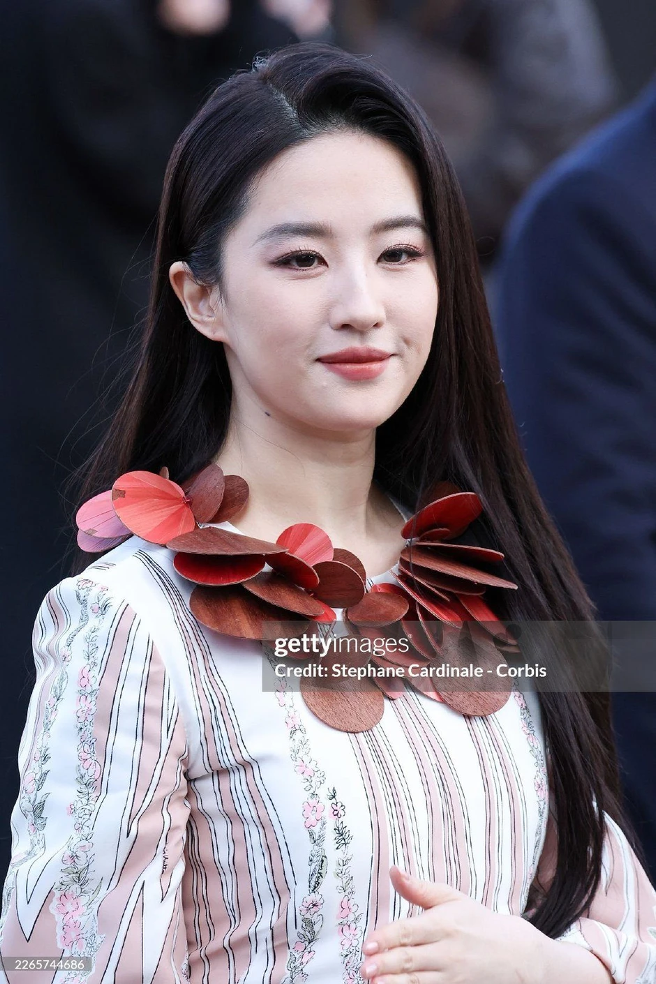 Lưu Diệc Phi gây tranh cãi với trang phục tại Paris Fashion Week