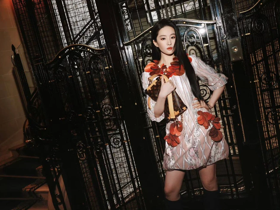 Lưu Diệc Phi gây tranh cãi với trang phục tại Paris Fashion Week