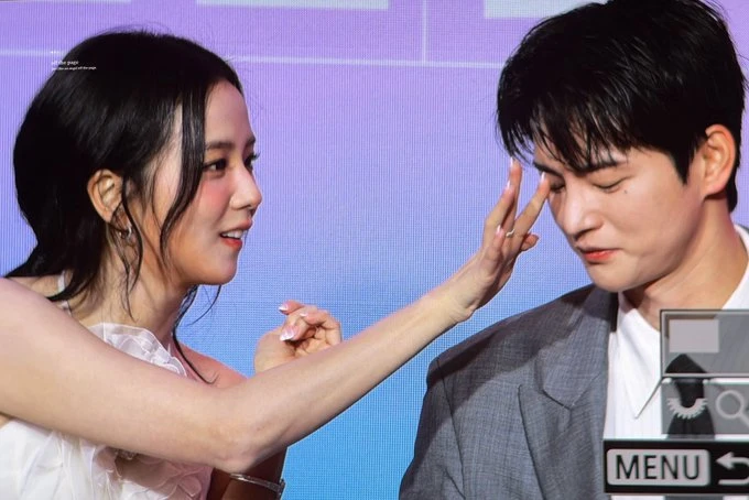 Jisoo bị nghi thể hiện tình cảm với bạn diễn nam: Cử chỉ thân mật gây tranh cãi trên phim trường