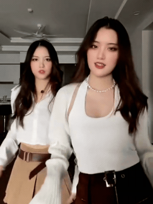 Khung hình "một chín một mười" của Phương Oanh và chị gái song sinh